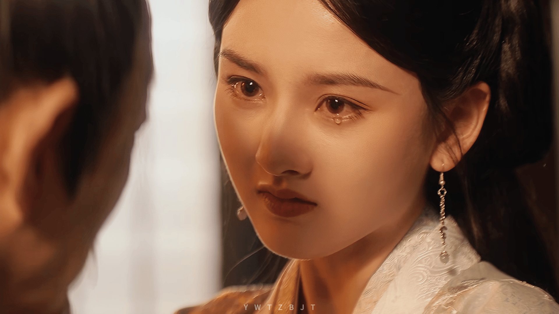 《折腰》最成功的是女主人设不是喊口号式的大女主，而是套了一层柔弱娇软的壳，骨子里
