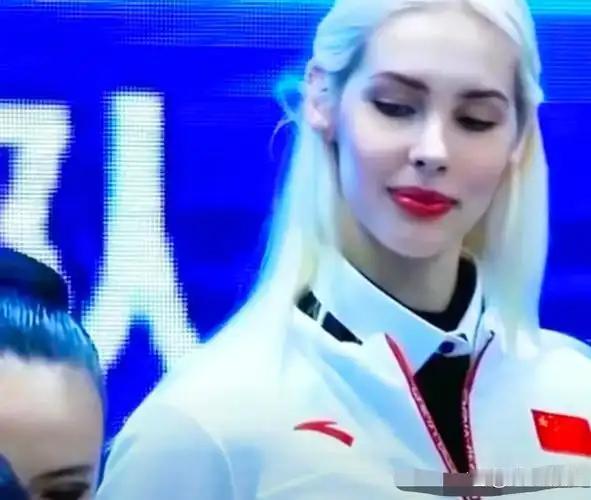 亚运会闭幕式上，中国代表团里一位金发碧眼的美女火出了圈。她身穿中国队的蓝色队服，