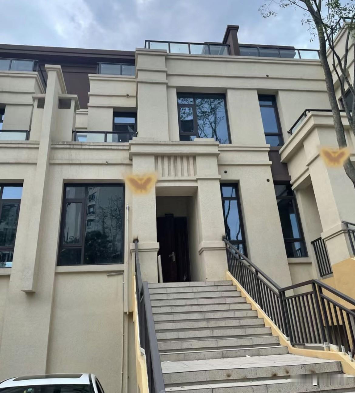 年前换房时，看中了别墅的独立空间和院子，满心欢喜地搬了进去。但在住了整整六年后，