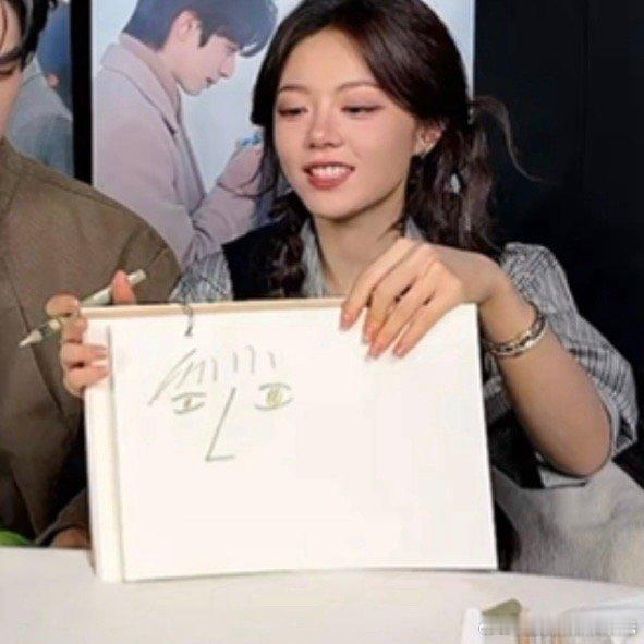 赵今麦灵魂画手直播中的赵今麦简直是行走的灵感发射器！画恐龙能抓住人物神韵，画“