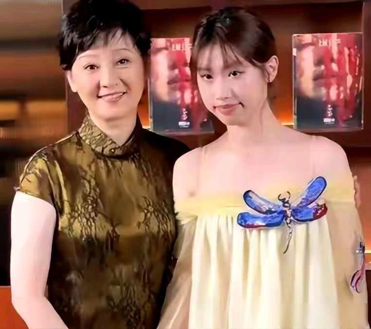 果然孩子更懂孩子。那天晚饭后，我和家人刷到一段家庭视频，镜头里穿校服的女孩猛地