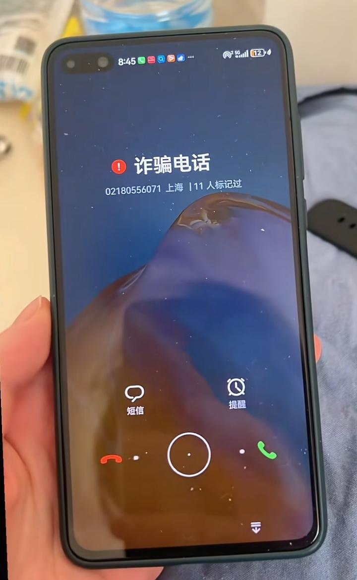 “喂？泰国没把你炸S吗”？出租车司机接了个诈骗电话，一句话把乘客逗笑了。电话那