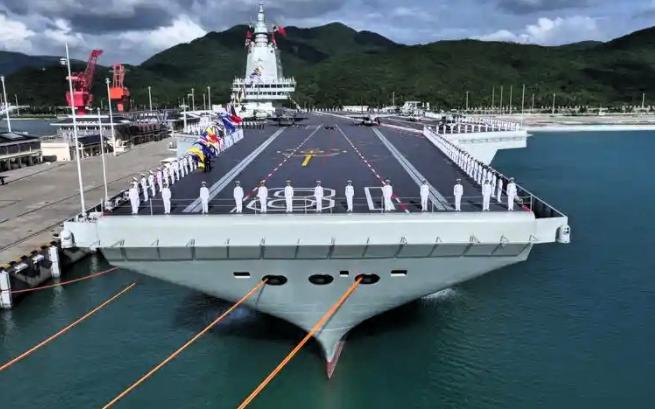 中华人民共和国正式向全世界宣告两件大事：第一件就是，我们的福建舰航母正式服役