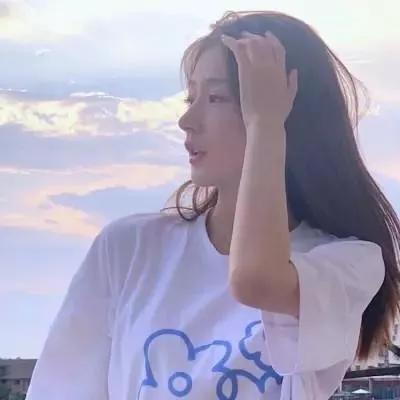 夕阳下的美好瞬间，少女在风中轻轻飘逸的秀发，仿佛时间在这一刻静止。夕阳余晖写真