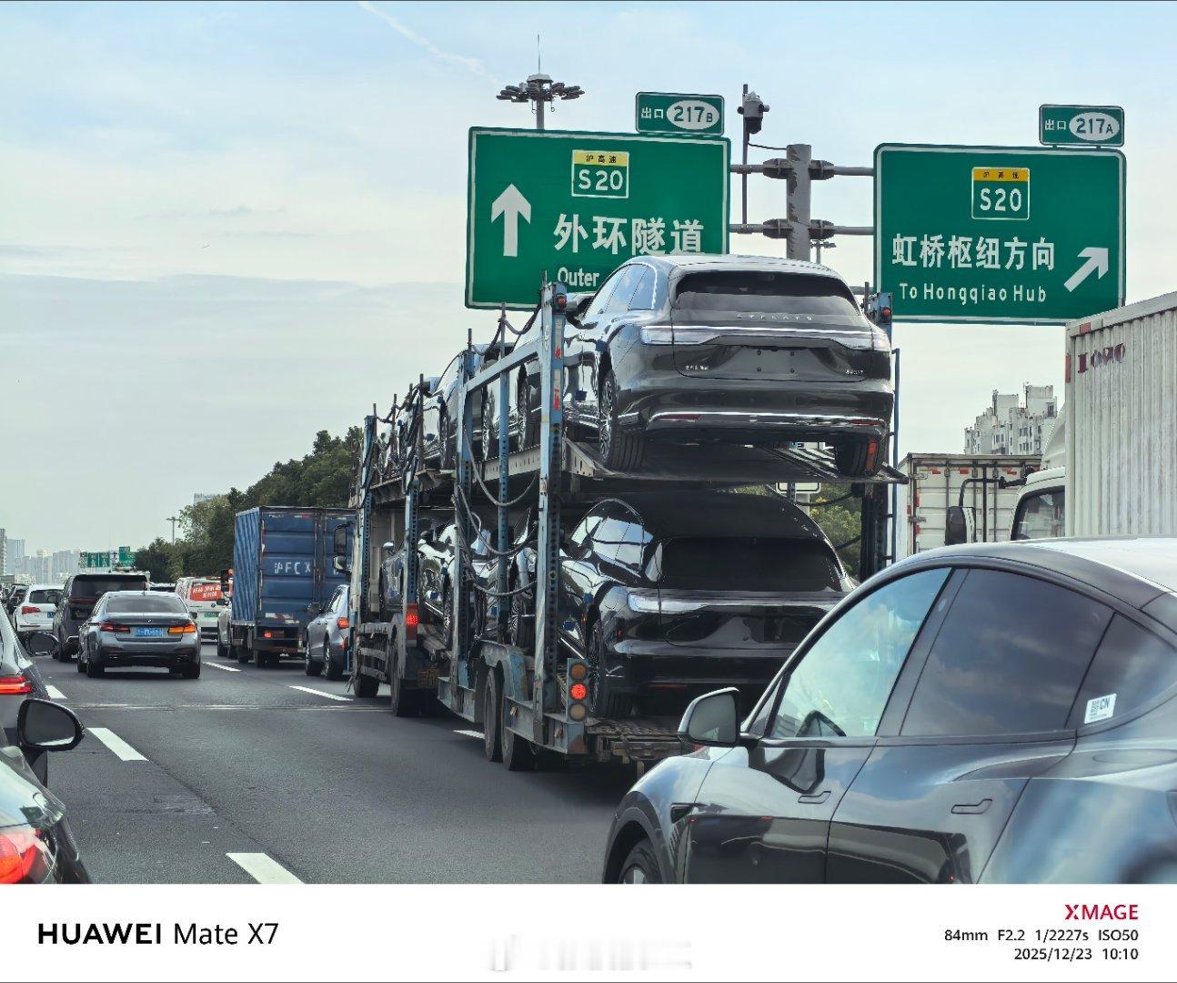 偶遇享界S9T的运输板车，应该都是待交付。摄影小哥说，最近上海街头遇到挺多，卖的