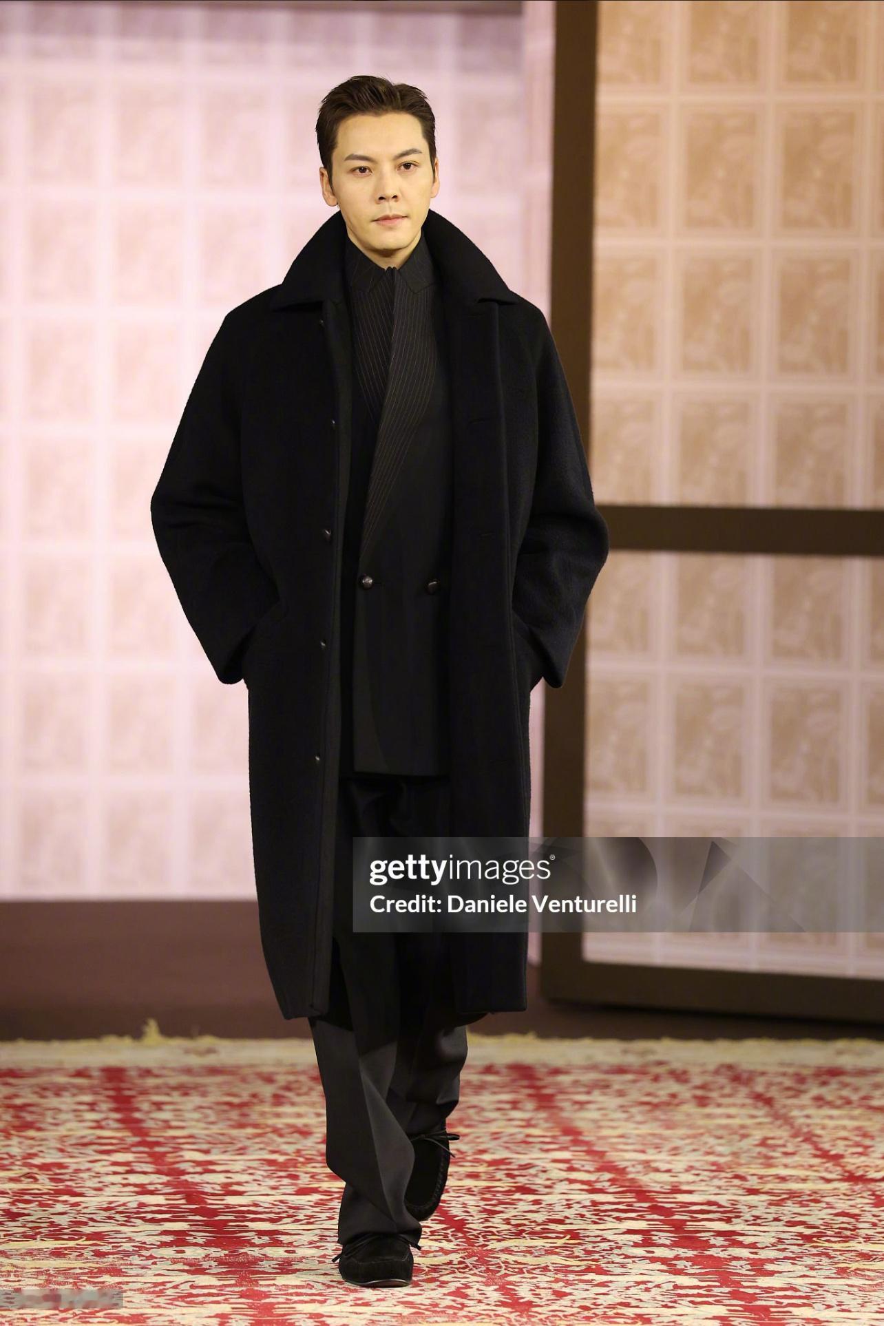 陈伟霆 inZegna📷时隔多年以“男模”身份回归，一身利落大衣造型，