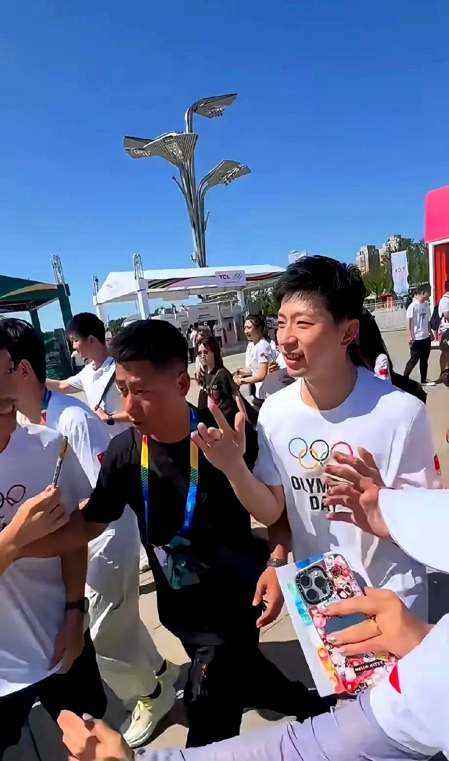 孙颖莎你个小骗子，你奥林匹克公园的摊到底摆在哪儿？就看见马龙跟张雨霏了龙队这状