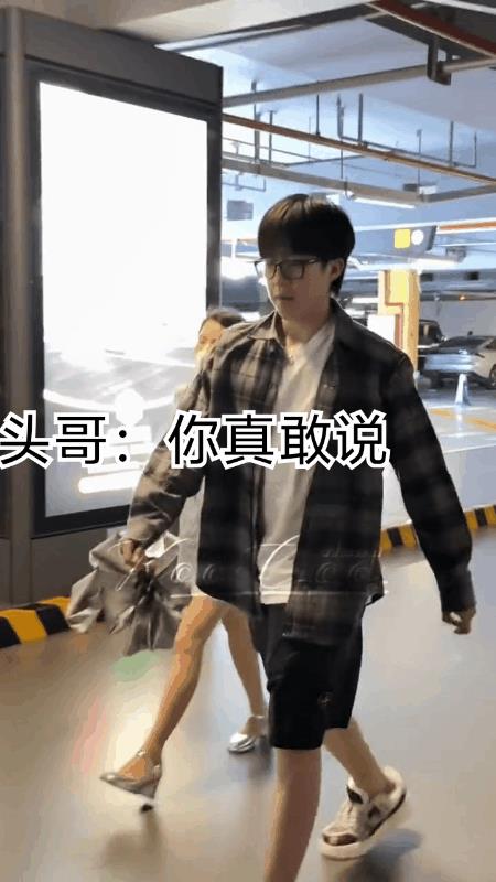 笑不活了，蓝衣女生突然要加v，王楚钦不敢相信的回头，回了她一句，你是真敢说！她