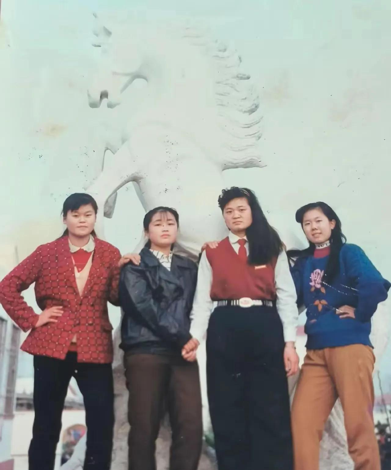 这张照片拍摄于1986年，江苏省南京第一棉纺织厂四位女工人，休假时在某公园里游玩