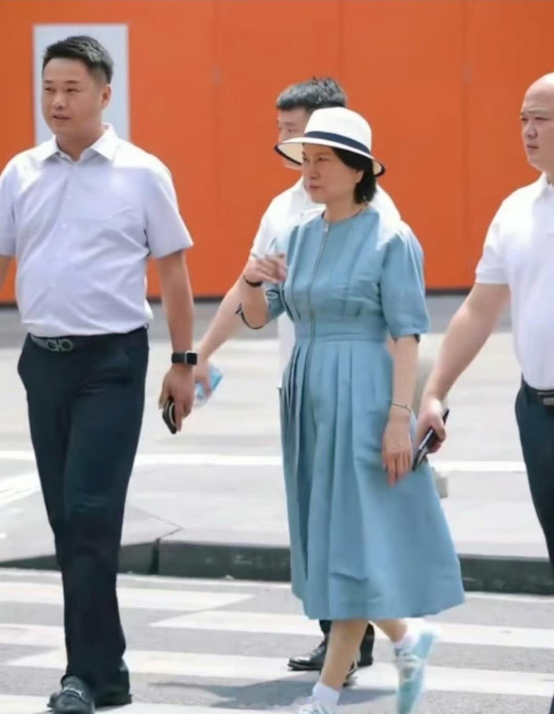 72岁董明珠现身成都太古里！状态气场太绝了路人偶遇董明珠逛成都太古里📸今年已经