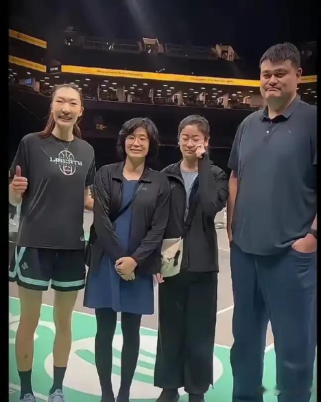 姚明前脚刚卸任篮协主席，后脚就跑到纽约彭博全球总部去了，不是看女儿打球，6月30