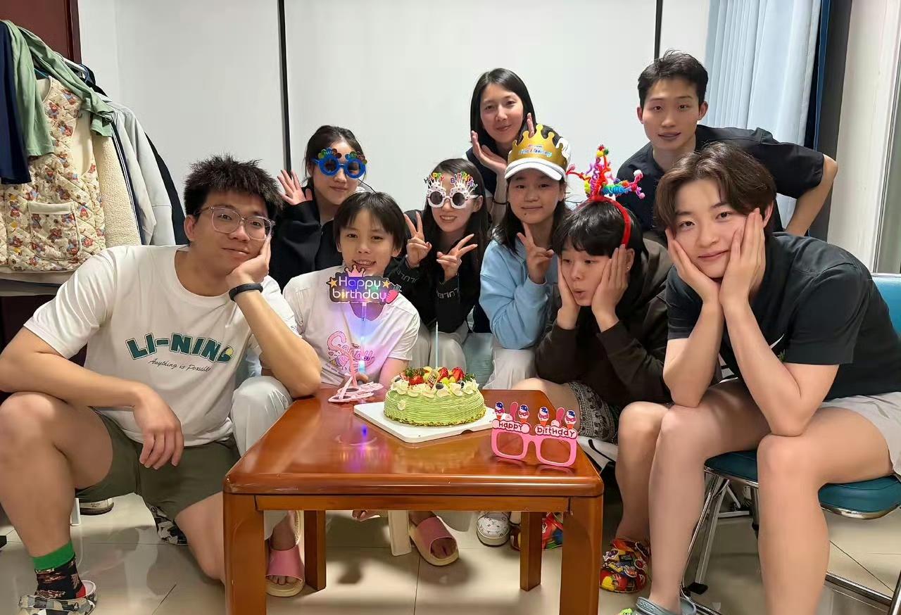 全红婵19岁生日，好友齐聚为她庆生陈艺文、陈芋汐、王宗源、杨倩等好友为她庆生