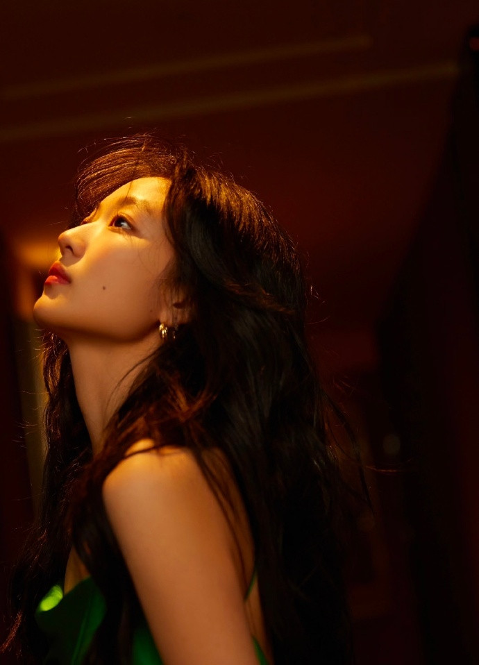 1.现偶剧《许你星河千里》女主在深度接触孙千，孙千为了这个项目放弃了黄景瑜的《明