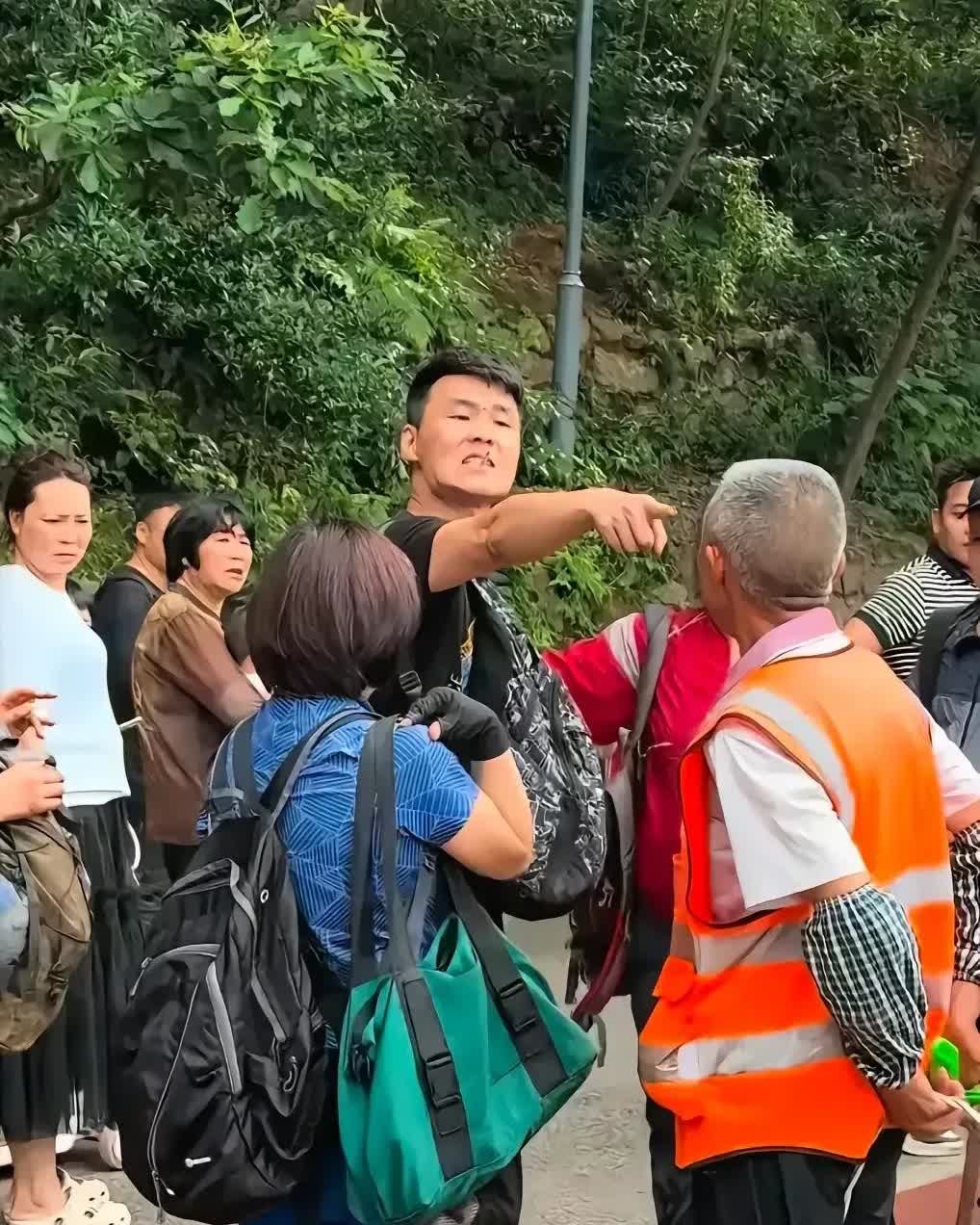 扰民的其实还有一只大猴子，来自南京……一男子自称江苏南京人，在贵州贵阳黔灵山公园