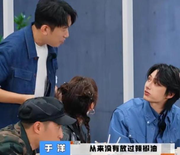 做饭时，毛晓彤：“两勺是吗？”然后用调料勺挖了一座“小山峰”。众人赶