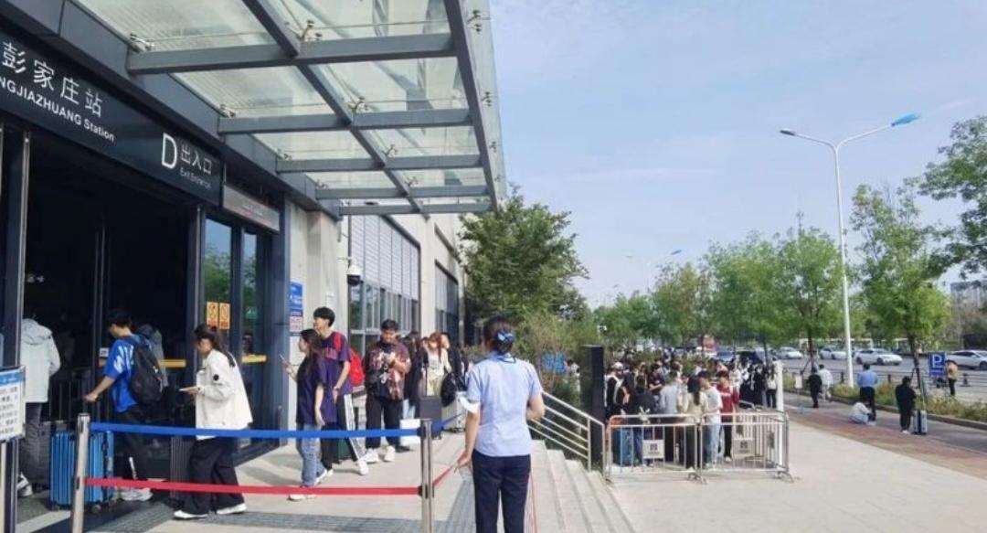 济南地铁再次迎来“人从众”模式，如何应对海量客流考验？济南地铁再次面临“人从众