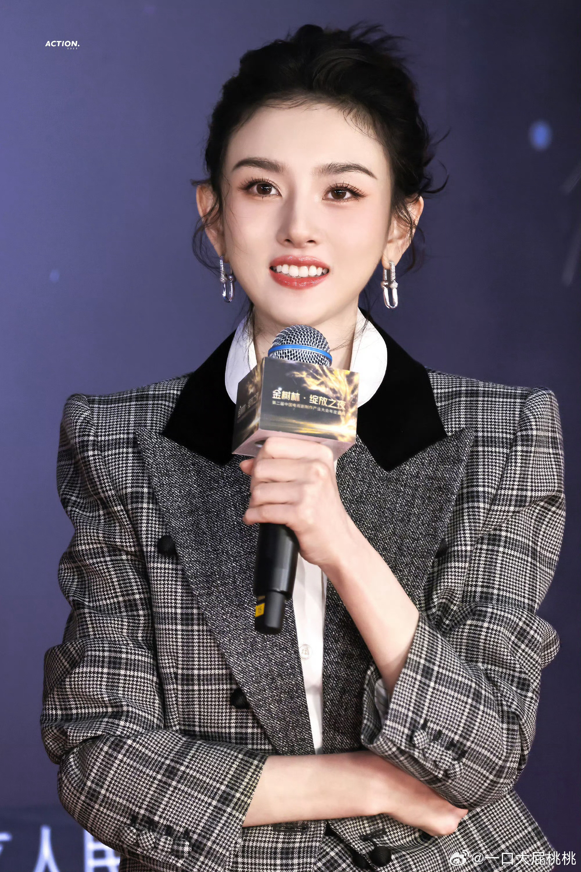 宋祖儿今晚亮相「金树林·绽放之夜」红毯，身穿Valentino格子套裙，很美哦