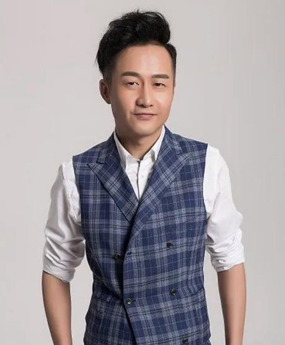 2015年，王凯推荐岳旸来饰演《伪装者》中的梁处长，导演李雪曾和岳旸合作过，怕他