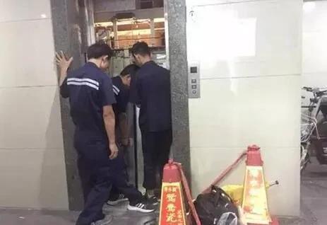 江苏无锡。老太去楼下种花，走进电梯发现自己穿了一双新鞋子。她担心弄脏鞋子，就把种