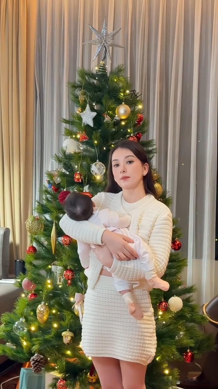 1月2日，郭富城妻子方媛更新新年vlog，并配文“元旦快乐，我们家奶呼呼的三宝”