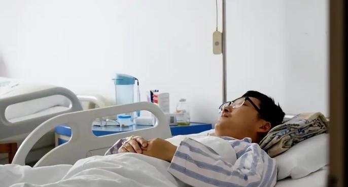 “太白眼狼了！”江苏苏州，一名男子见好友车祸后无人照料，主动照顾他一年多并帮他处