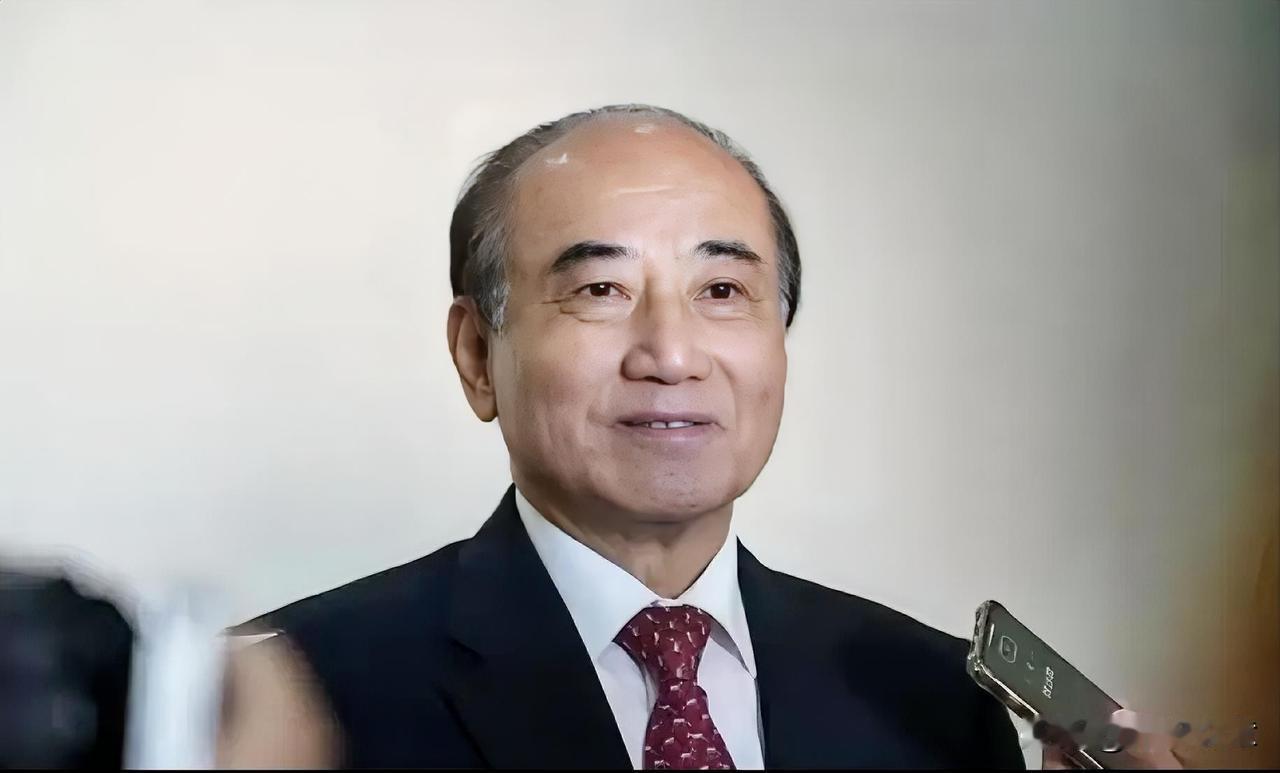 80多岁的老先生把话挑明了——“军队归大陆、外交归大陆”，这两根柱子一立，剩下的