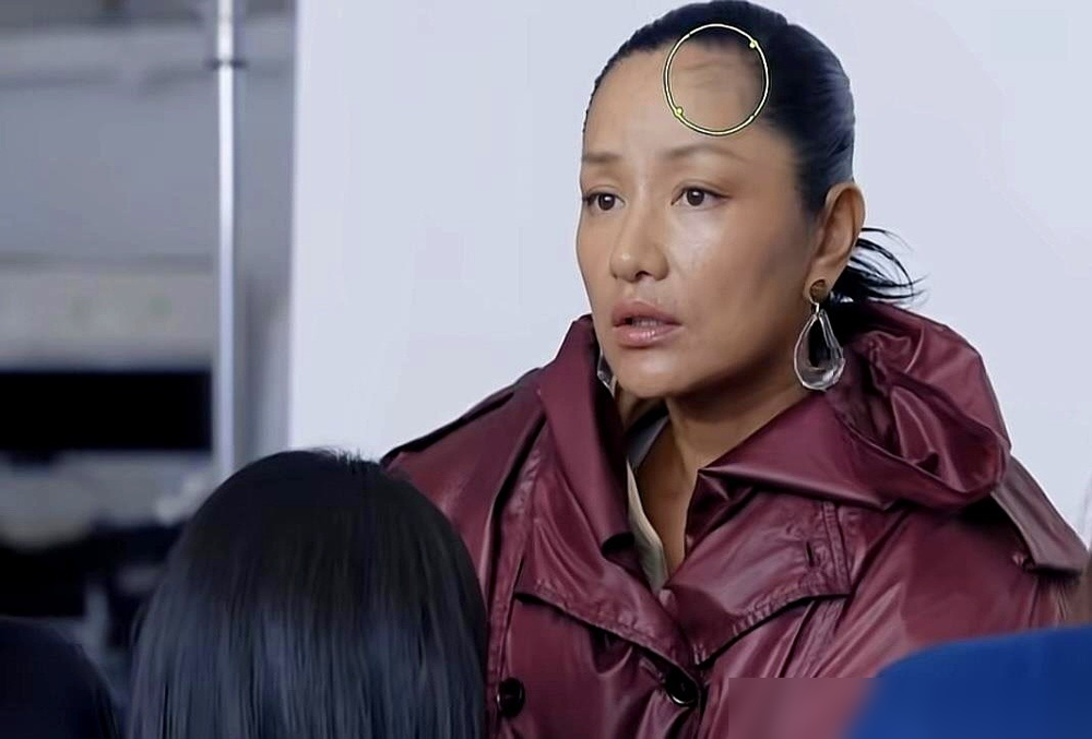 李乃文盯着瞿颖额头看了半天，憋出一句你这头发咋跟鸡窝似的，全场直接笑喷了。这是《大哥小助理》录制现场