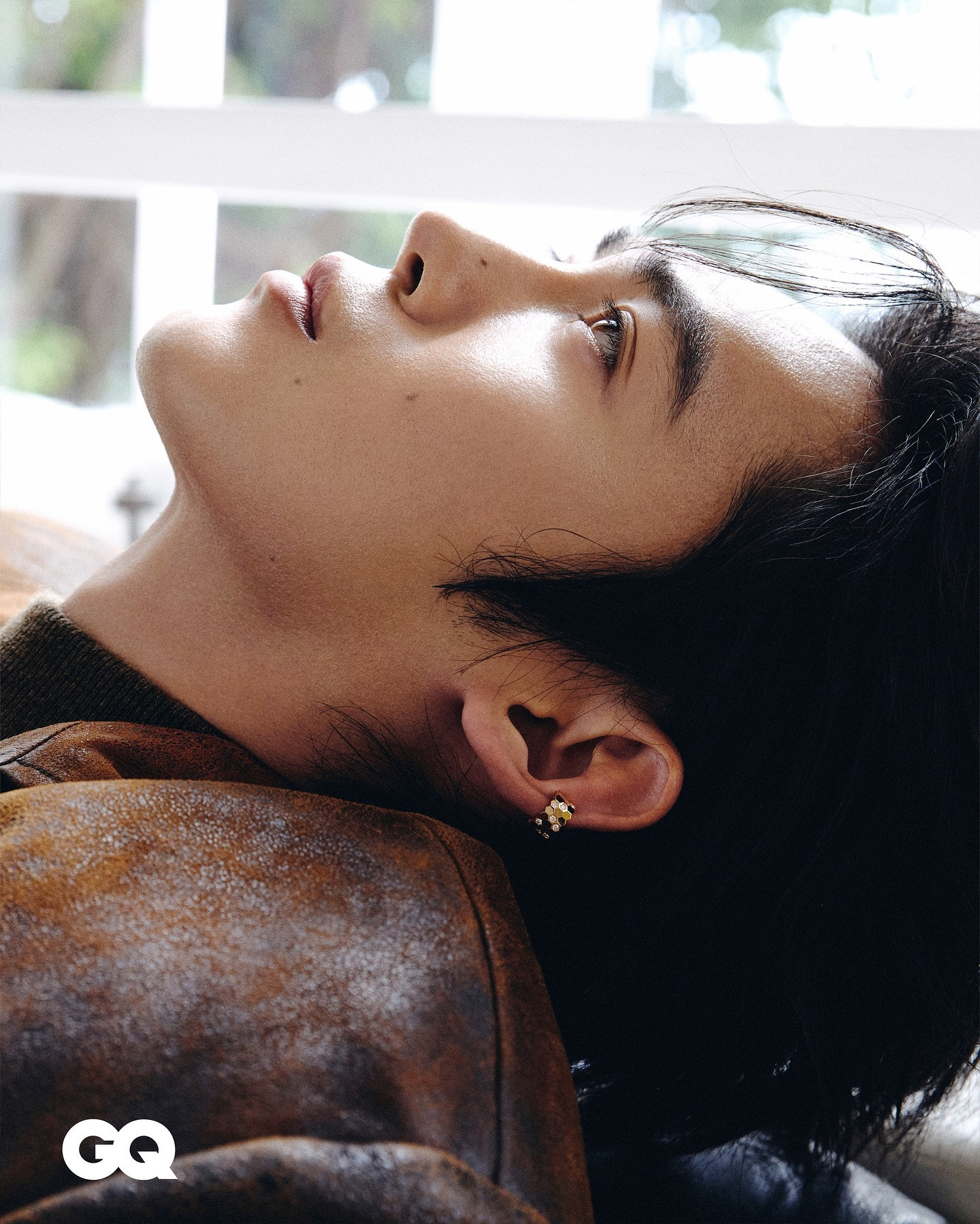 于适港版GQ这张侧脸拍的特好，刚好两缕细发轻轻落于眉间，配上他若有所思的眼神，一