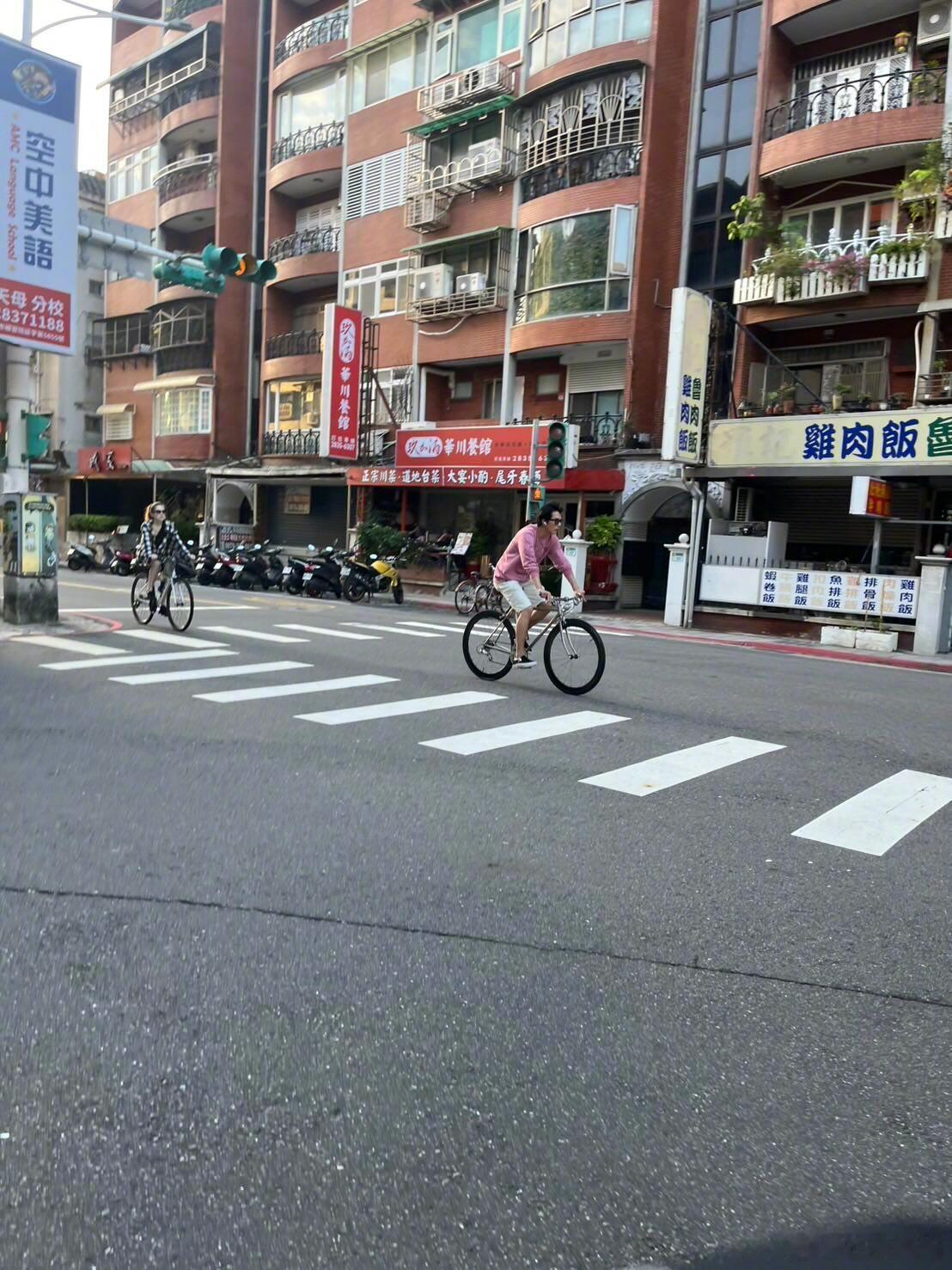 网友偶遇邱泽许玮甯一起骑车出行，许玮甯真是白到反光了，美女帅哥好养眼，好像在拍偶