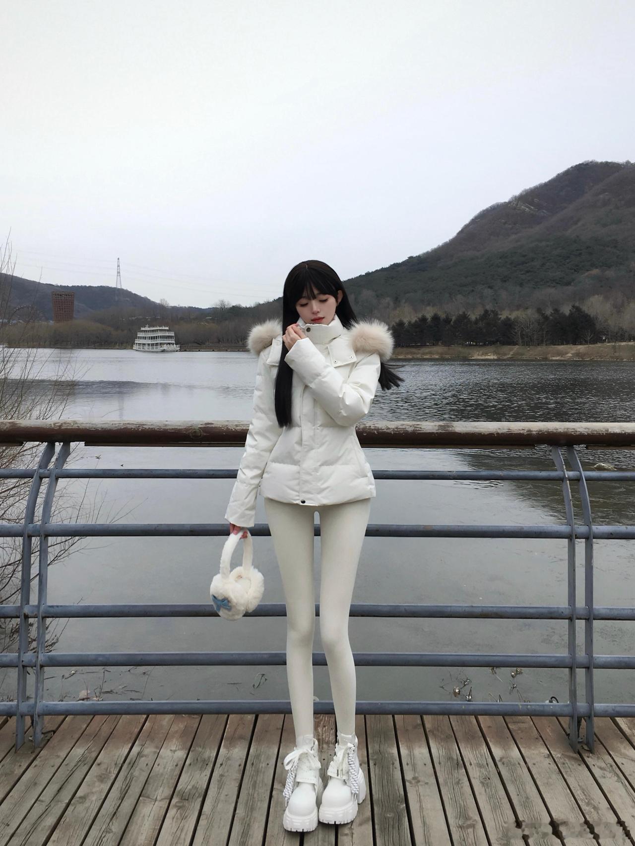 寒江独钓人，雪地白衣行。