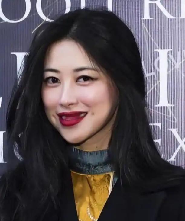 演员朱珠说：“我读书的时候，每次开家长会，我爸公司的会计、前台、秘书、司机啊，去