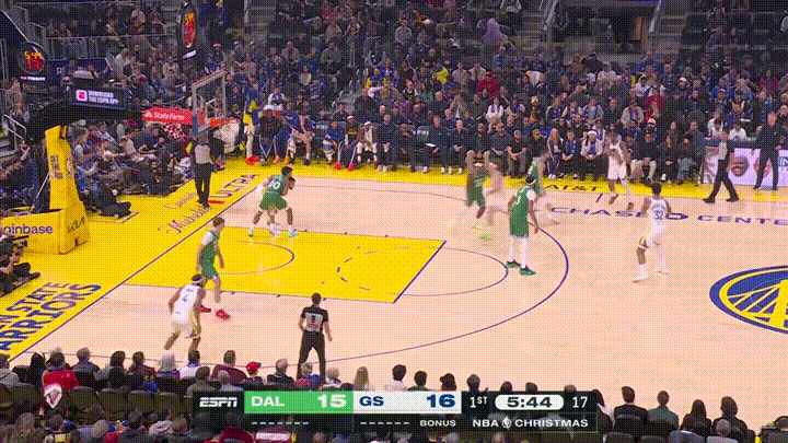 勇士中锋TJD打球越来越聪明了！在今天勇士主场迎战独行侠的比赛中，当时比赛进行到