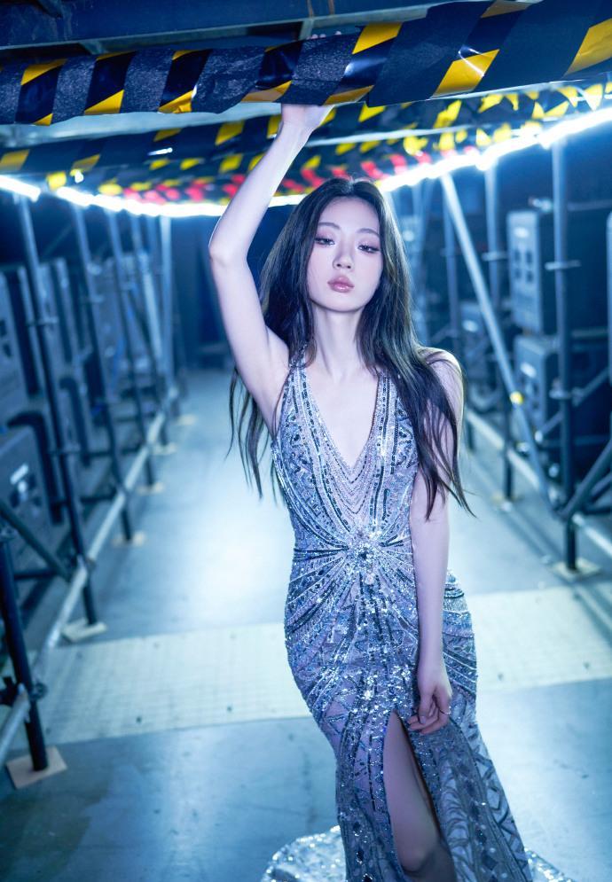 单依纯一身钻到发亮的深V露背裙，一出门，全场静音。不是靠炸街，是靠气场压住全场