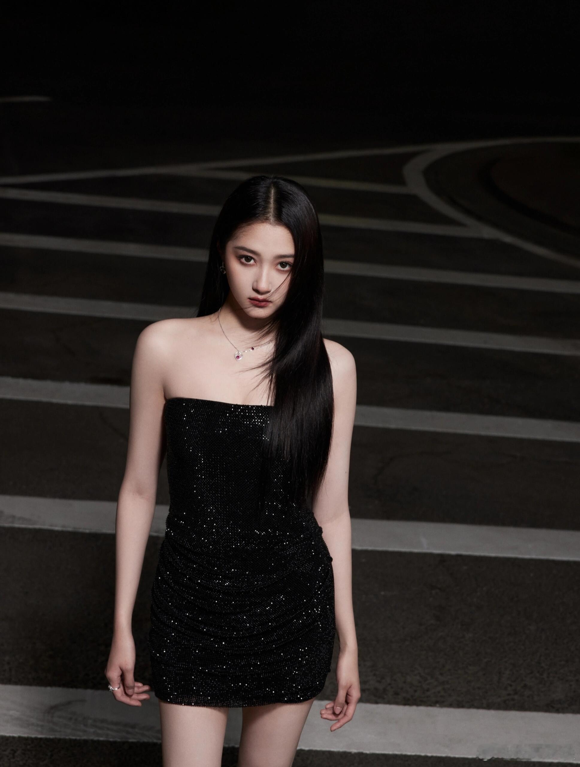 关晓彤Y3K未来感没想到黑长直这次变成了关晓彤Y3K造型科技感的载体，和白色短裙