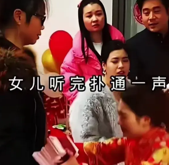 女孩结婚当天，男孩没来接亲。女孩焦急万分，在亲戚朋友的催促下给男孩打电话询问什么