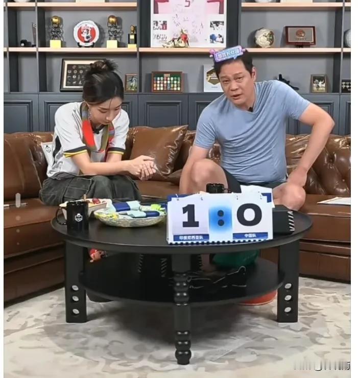 国足输给印尼提前一轮告别世界杯，但是范志毅却赢了。在国足输球后，和范志毅一起直