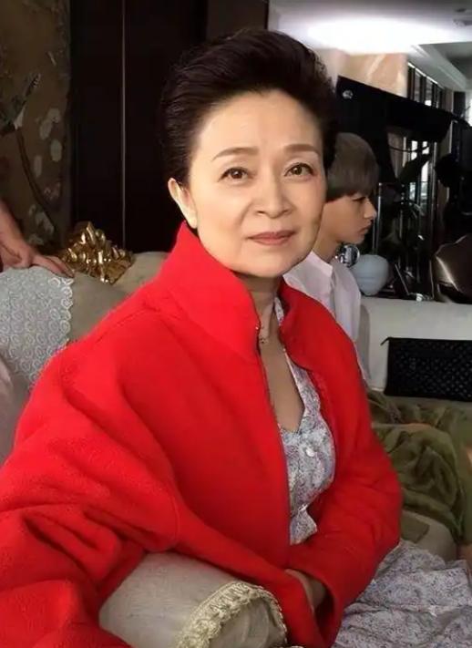 日本东京港区，一间能眺望东京塔的顶层公寓里，刘莉莉独自居住了二十多个年头。房子宽
