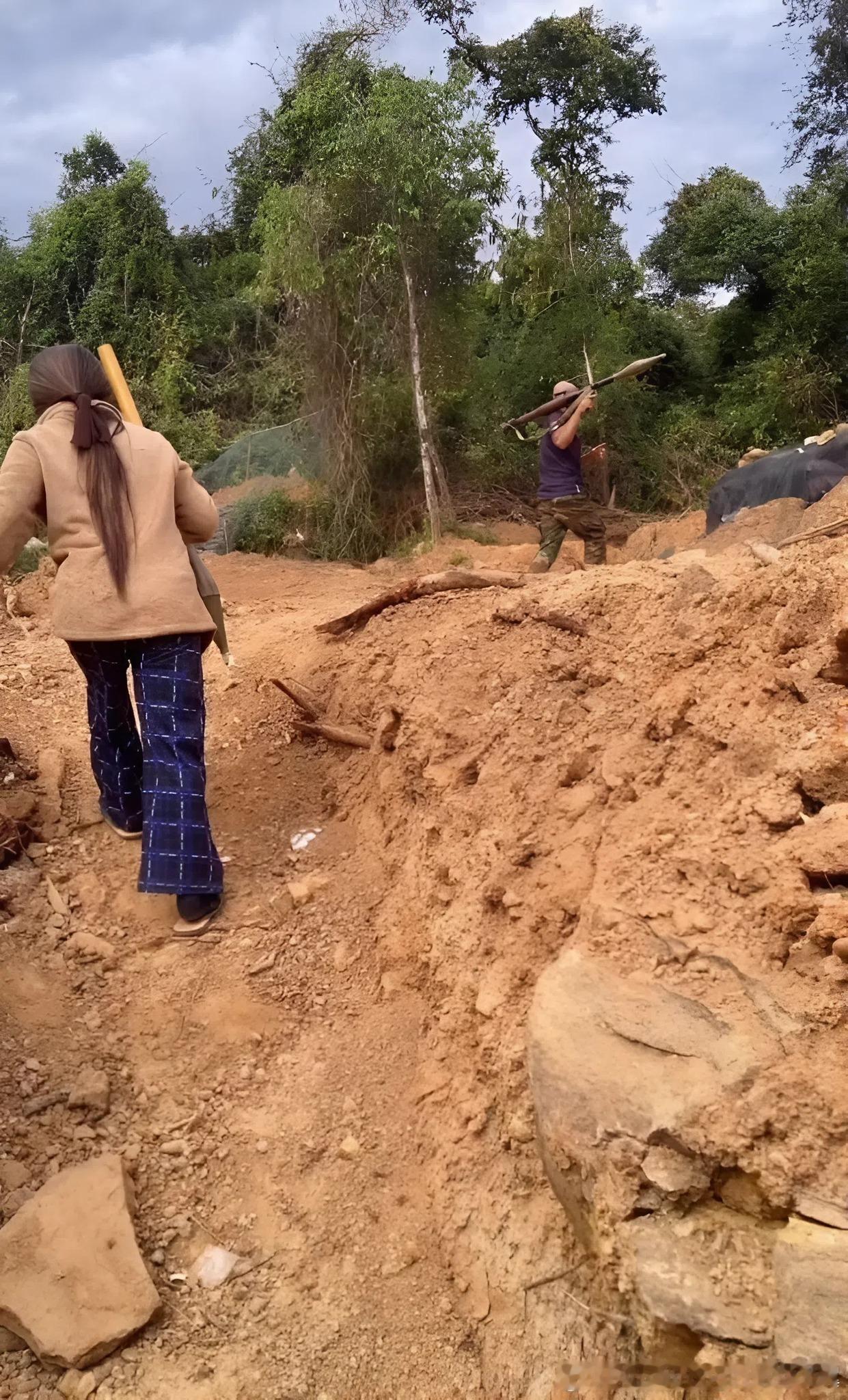 柬埔寨士兵相比泰军阵地发射RPG，他老婆给他递弹药。那么问题来了，他老婆到底是平