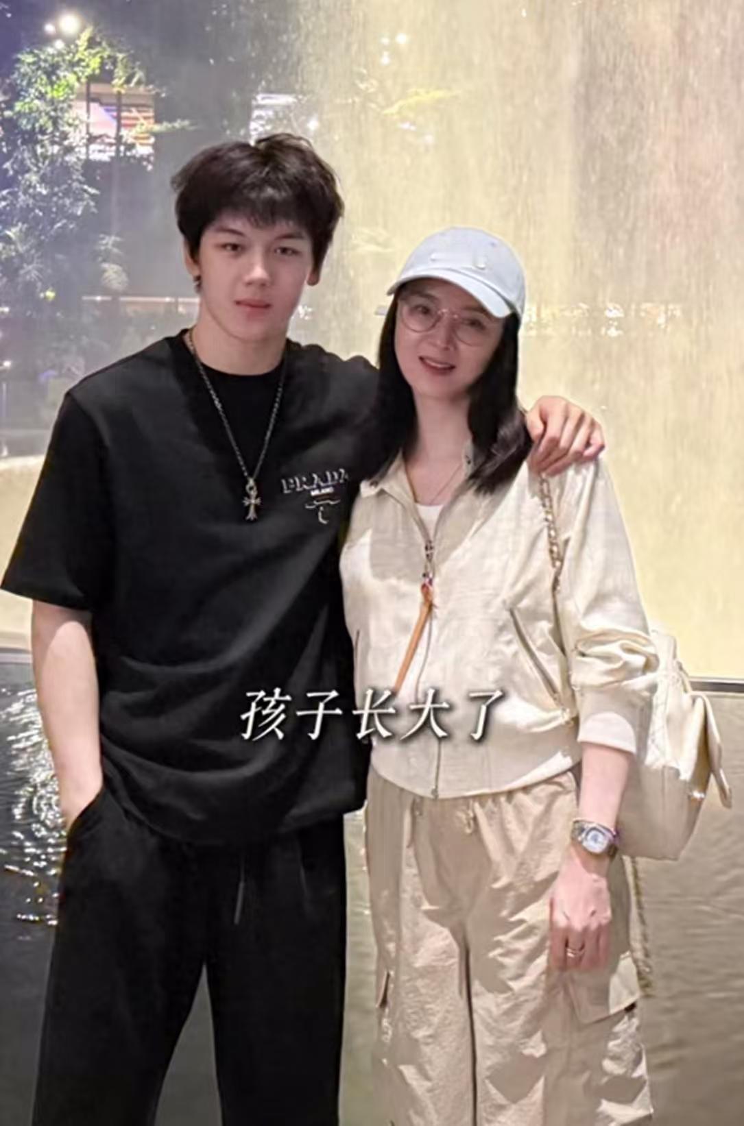 王艳的美貌，还是改善了老公王志才家族后代的基因！王艳最近晒出自己和儿子球球的合