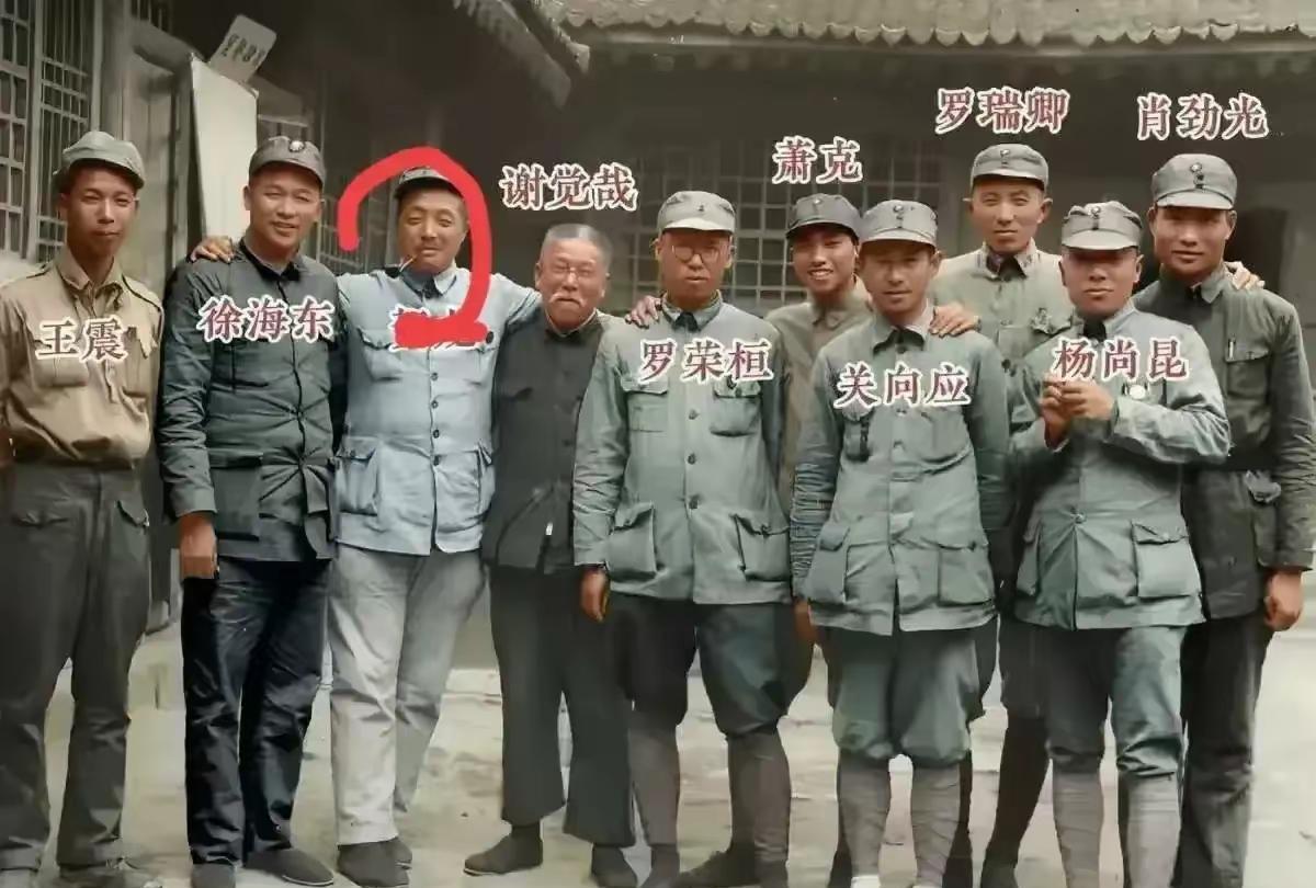 他们当初那么年轻就能独当一面，佩服啊！嘴叼烟斗的人你认出了吗？