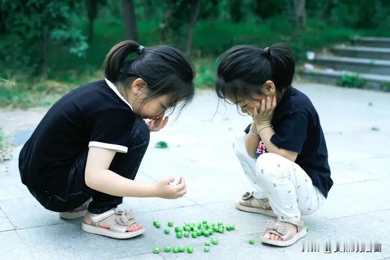 看到“左左右右左右为难”这个下联，我瞬间觉得出联者太有才了，不仅是叠字加成语，还