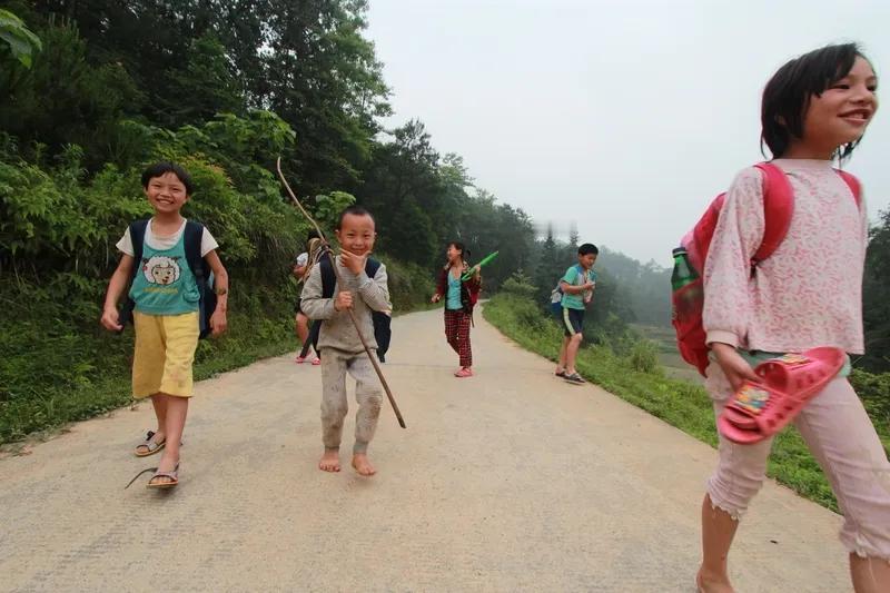 竟然没有人愿意当农村的中小学校长了。一名农村小学校长对笔者说，他也不想干了。
