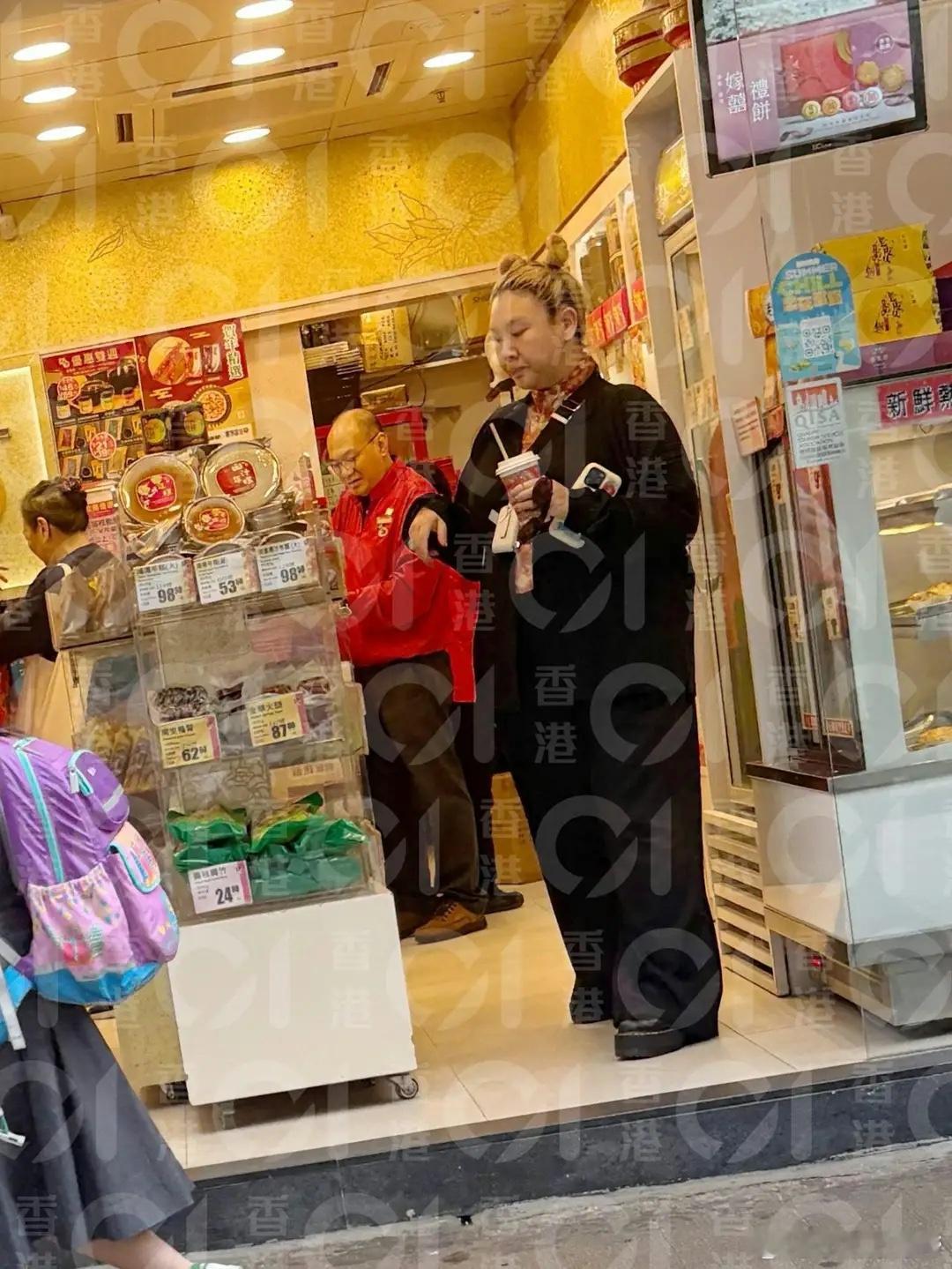 38岁郑欣宜罕见现身街头，素颜办年货胖了不少，独自驱车没带助理！