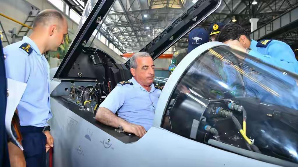 枭龙战机海外首单背后：巴基斯坦40架订单背后的“中国芯”与地区博弈巴基斯坦向