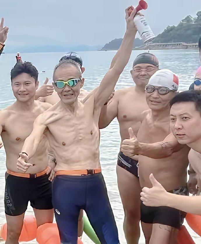 华夏好男儿，75岁的王石年轻的时候8块腹肌，老了以后练出了8块排骨。老王还是