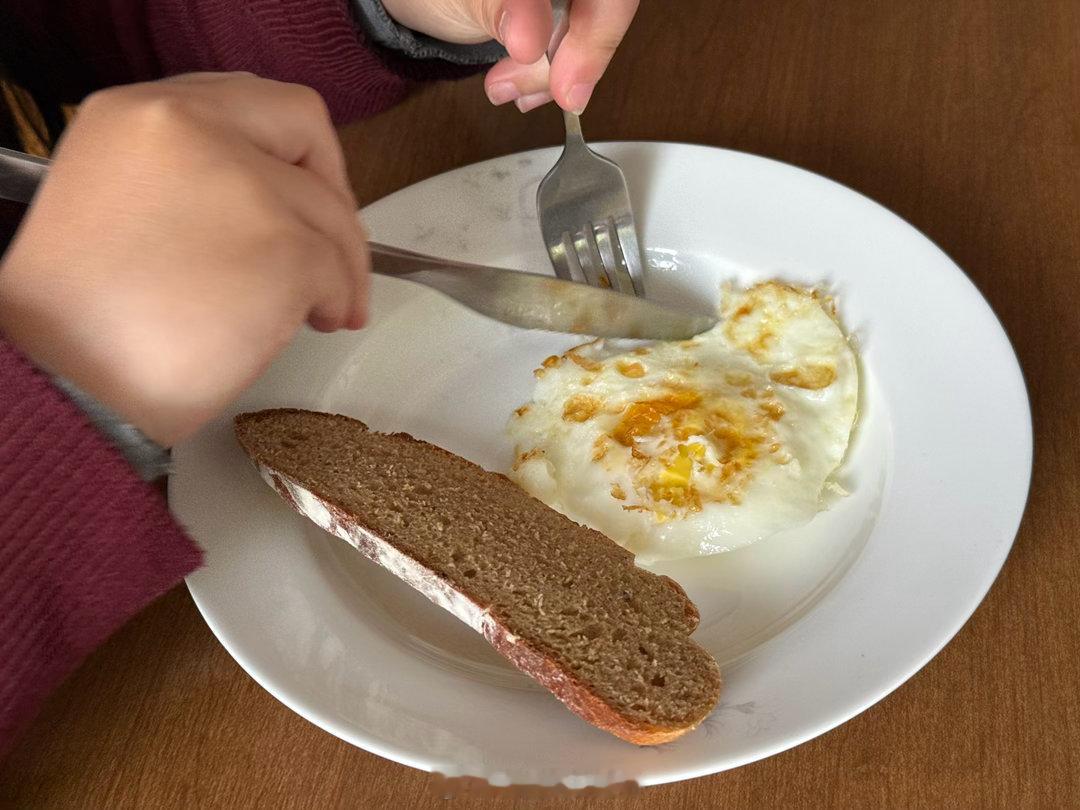 叮当猫一样的小手她的日常早餐是一杯牛奶、一个鸡蛋（煮或煎）、一片面包抹花生酱。几