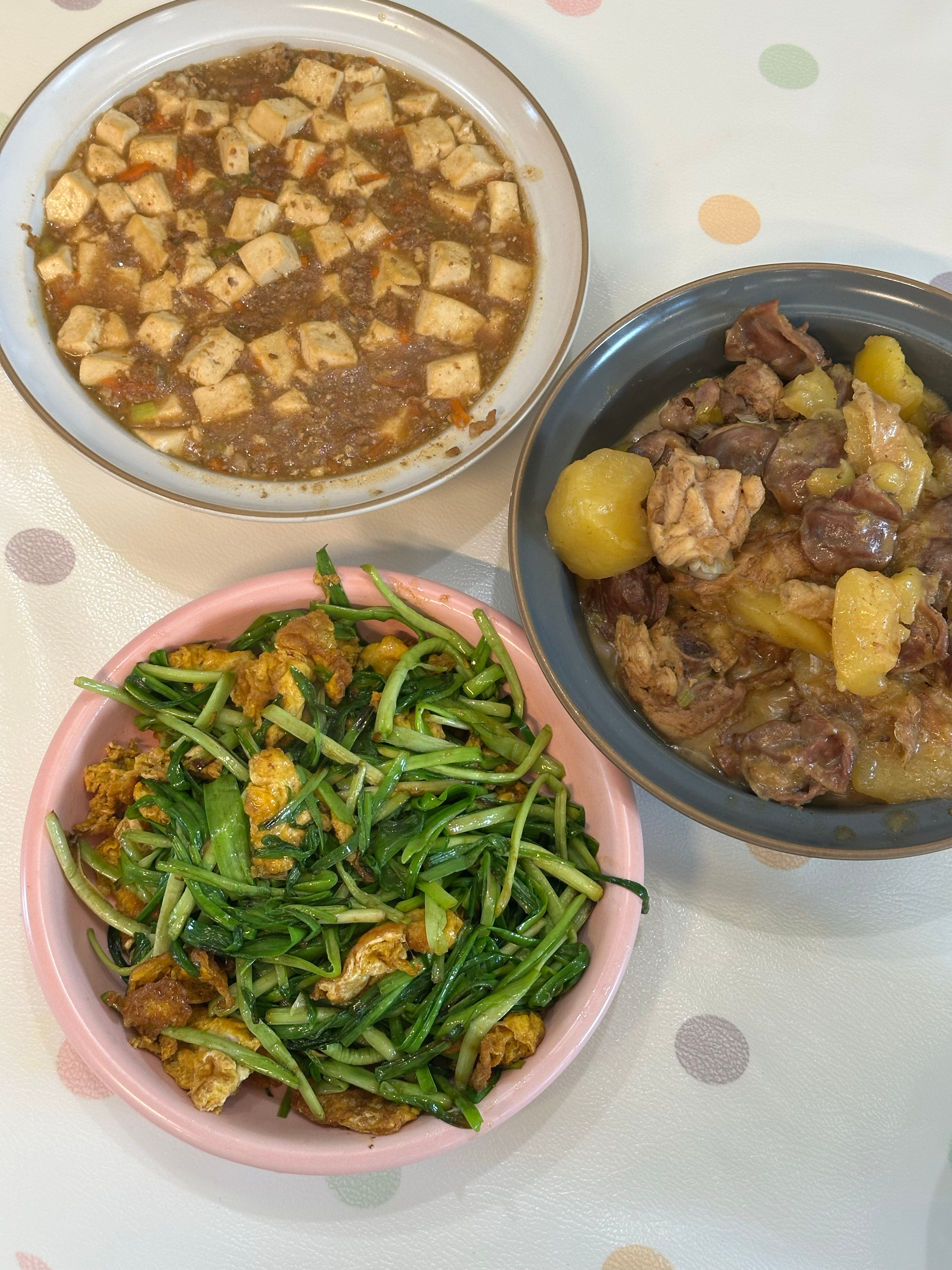 吃饭，土豆鸡块，肉末豆腐，蒜苗鸡蛋，阿姨可算是回归了，再不用流浪地跑到小龙虾怀里