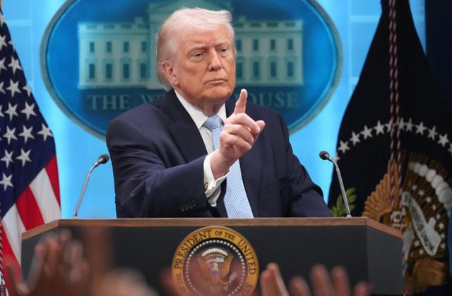 停火失败！特朗普气急败坏，开出50%关税罚单，反过来送中国2张牌不出所料，美伊连