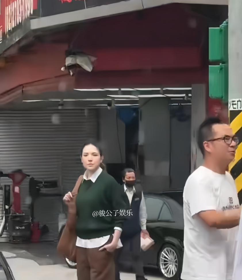 许玮甯生完孩子已经复工了，网友台北路边偶遇，状态真好！她穿着墨绿色毛衣内搭白色