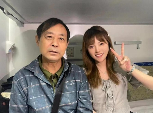 马老师至少还是规矩的，一脸生无可恋。。。